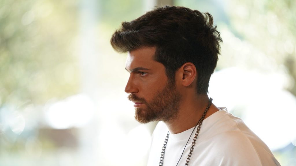 Can Yaman “irreperibile da giorni: via dalla casa di Roma, colpa delle fan”
