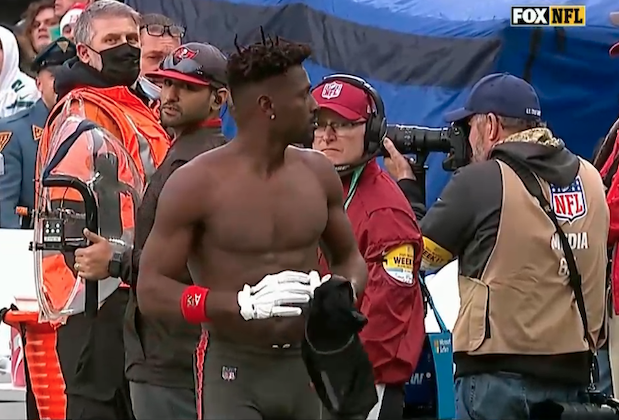 Antonio Brown Appeared To Quit, Taking His Jersey Off And Leaving In The Middle Of A Bucs Drive