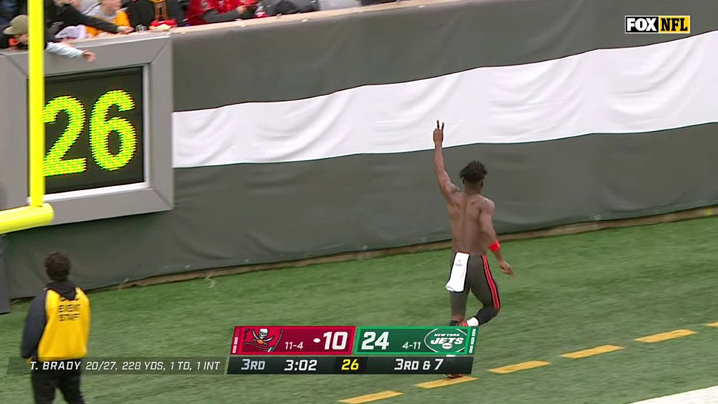 Antonio Brown Got A Ride To NYC From The Stadium After Walking Out On The Bucs Mid-Game
