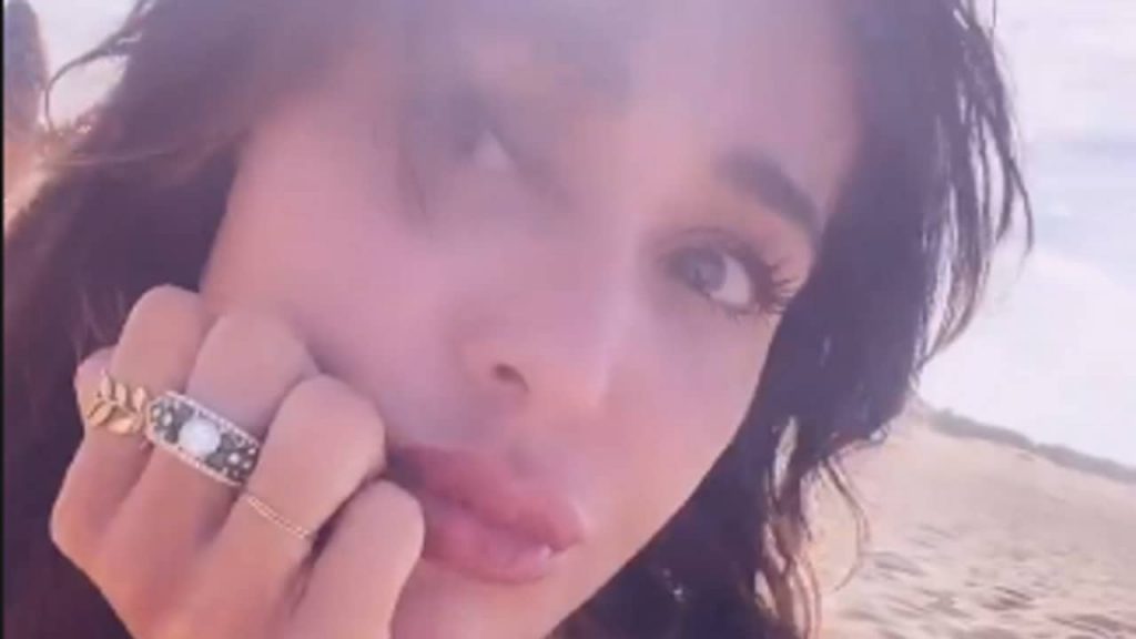 Belen, bagno fuori stagione: la fuga dall’Italia e la vacanza per dimenticare