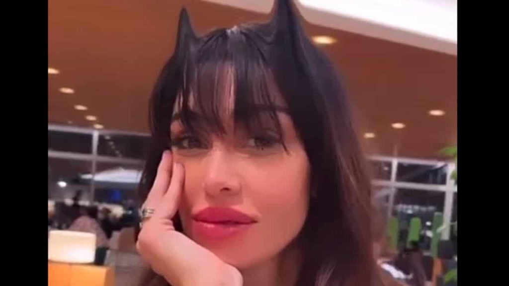 Belen, frecciata ad Antonino e agli ex? “Penso di avere le corna”