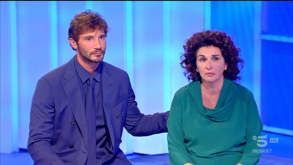 Stefano De Martino strega a C’è posta per te: confidenze intime su donne e figlio