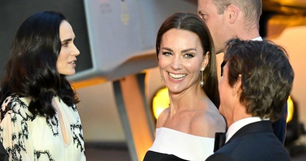Once Meghan and Harry’s Friend, Hollywood A-lister Boards Private Jet To Deliver Christmas Treats to Kate and The Other Prince