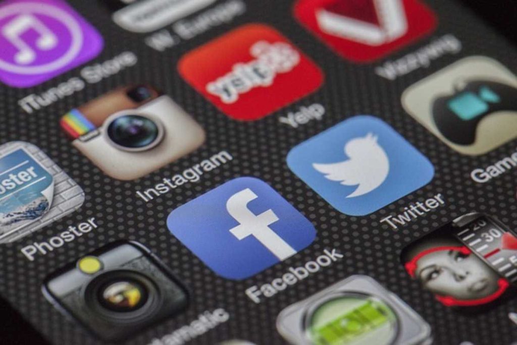 Social network: come navigare senza far vedere che siamo online