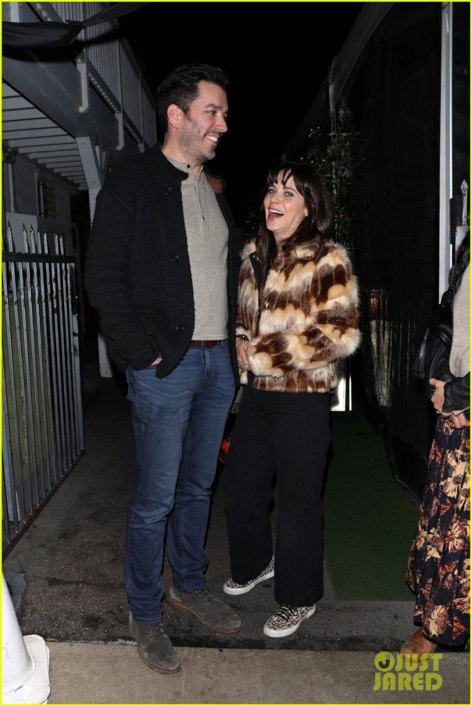 Zooey Deschanel & Jonathan Scott Take Her Kids To Museum On Christmas Eve: Photo